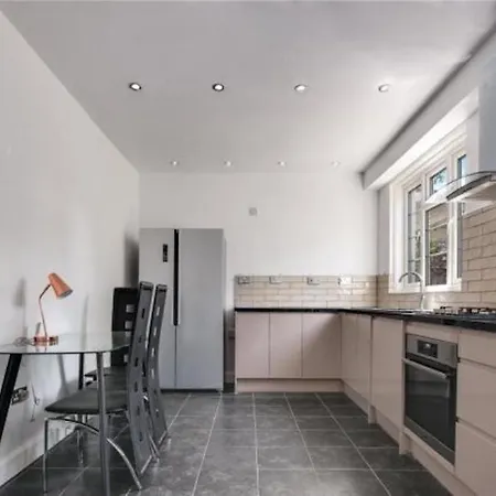 Limehouse Townhomes A Modern 4-Bedroom 3-Bathroom Townhome With A Private Garden